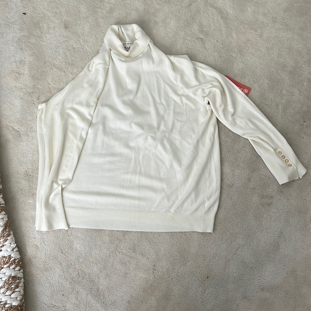 White turtle neck sweater. Size 2X